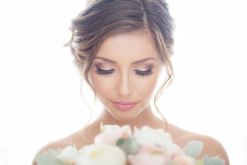 كيف تتجنبين انتفاخ العينين يوم الزفاف؟
