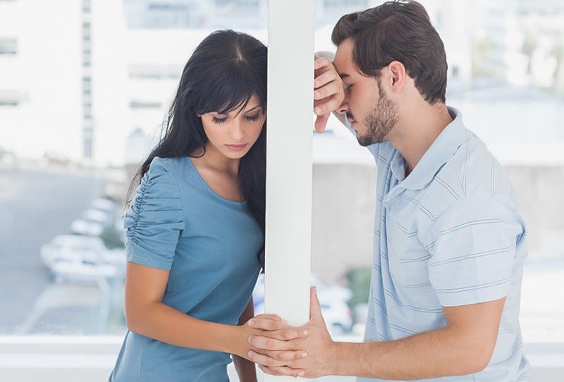 بعيدًا عن الألغاز هذه أسباب إخفاء الرجل مشاعره عنك