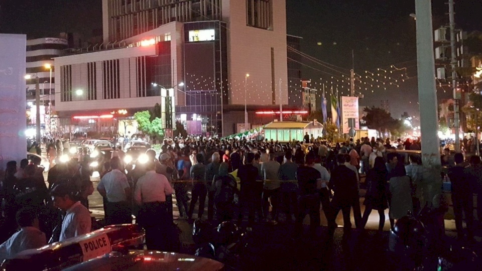 إيران.. مظاهرات ليلية تطالب برحيل خامنئي
