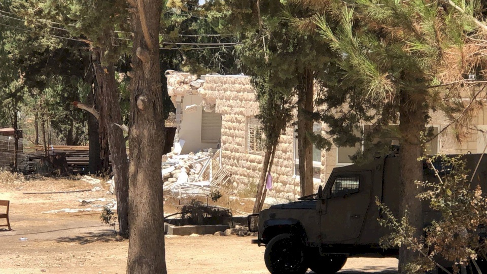 الخليل: مستوطنون يهدمون منزلين في بيت البركة