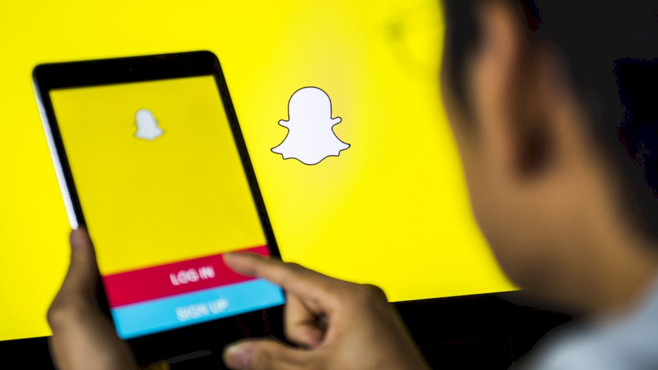 ثري عربي يستوحذ على حصة في "سناب شات".. من هو؟
