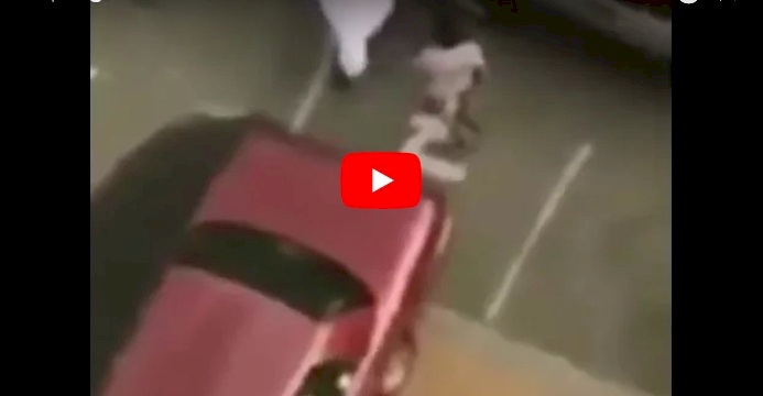 فيديو/عربي يعنف ابنه بالشارع والأم توثق الحادثة
