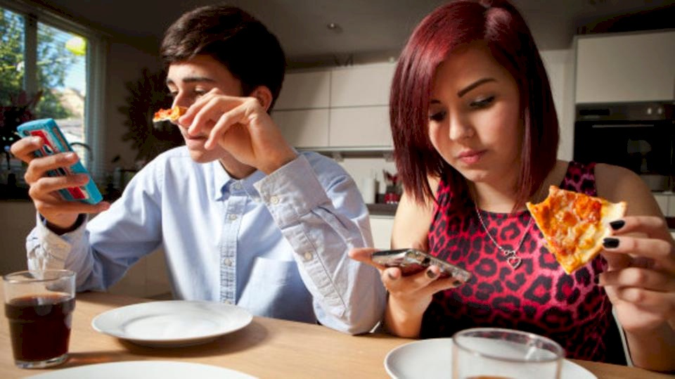 لهذا السبب احذر من استخدام هاتفك أثناء تناول الطعام