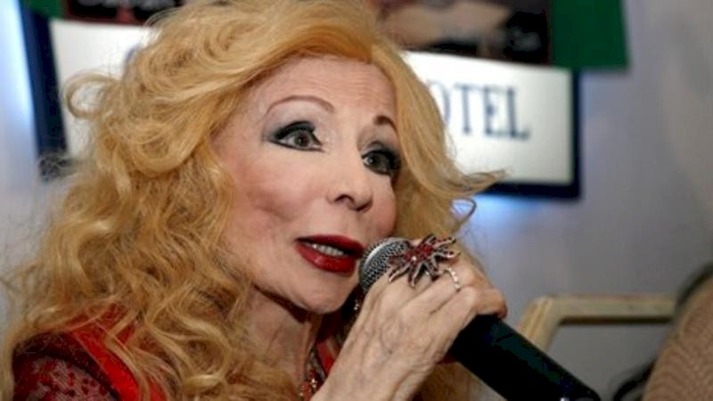 شاهد صورة نادرة لشقيق المطربة صباح