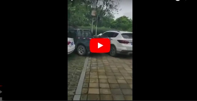فيديو/ شاهد ما فعله غاضب بسيارة مركونة بشكل خاطئ ! 