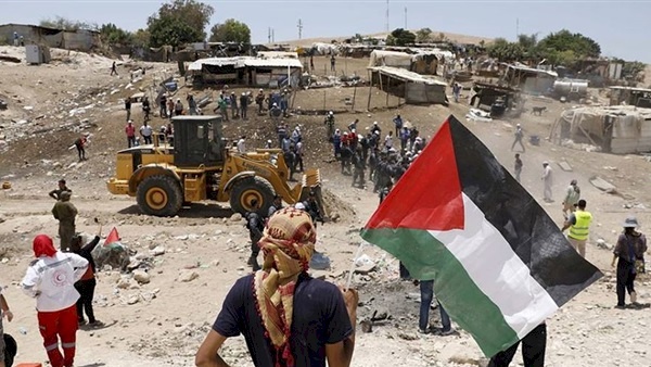 المئات يؤدون "الجمعة" في الخان الأحمر