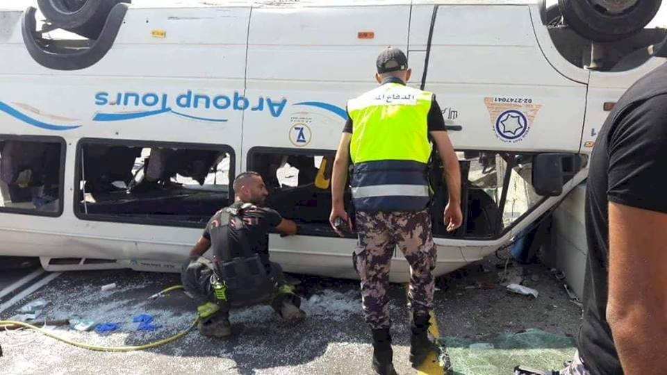 وفاة و15 اصابة بانقلاب حافلة قرب بلدة السواحرة