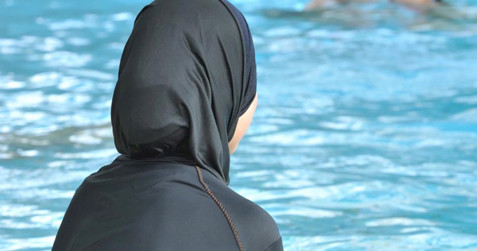 في بلد عربي.. ممنوع تواجد المحجبات على الشاطئ