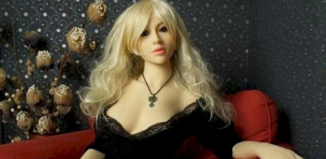 رجل يخطط للإنجاب من دميته