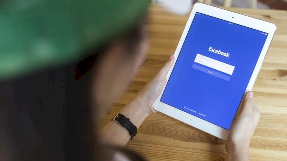 بعد أن فقدت بريقها.. فيسبوك تجاهد للحفاظ على الشباب