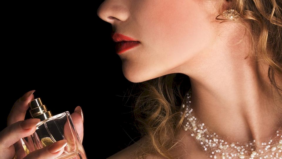 هل ترشين عطرك بالطريقة الصحيحة؟