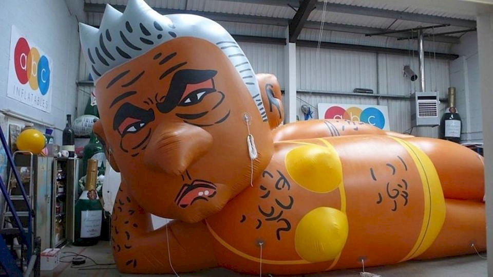 بعد "ترمب الطفل".. "عمدة لندن بالبكيني" يحلق في السماء