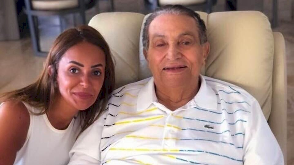 صاحبة الصورة مع مبارك تعتذر.. "سُرقت وسُربت دون علمي"