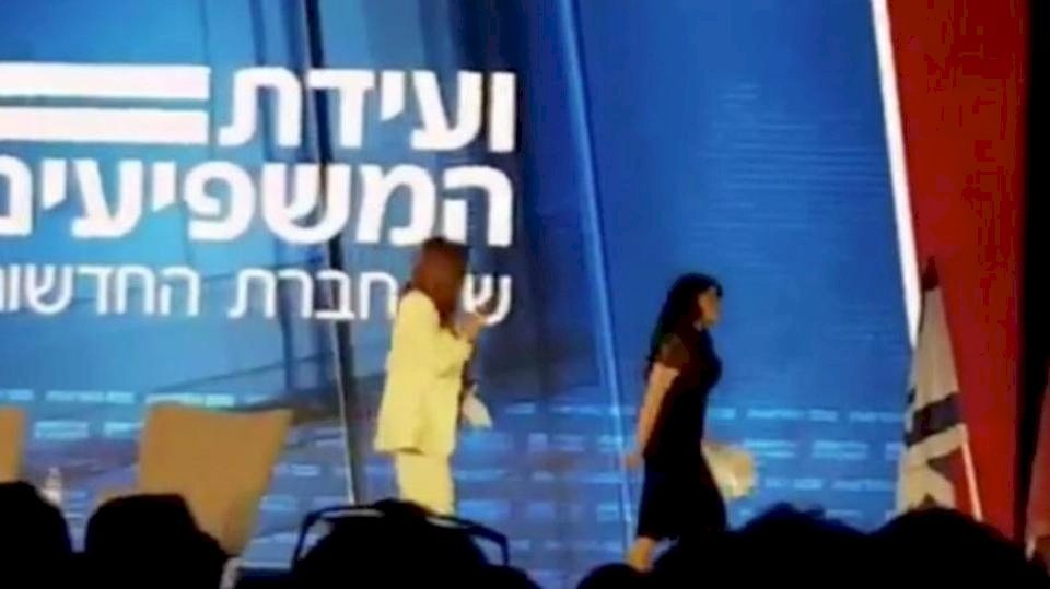 مونيكا تغادر لقاء تلفزيونيا بسبب سؤال "صادم" عن كلينتون