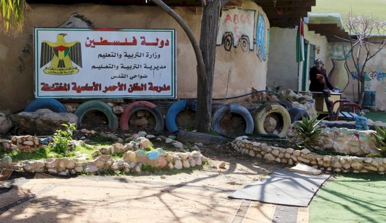 التربية تقرر نقل طلبة الأغوار للدراسة بمدرسة الخان الأحمر