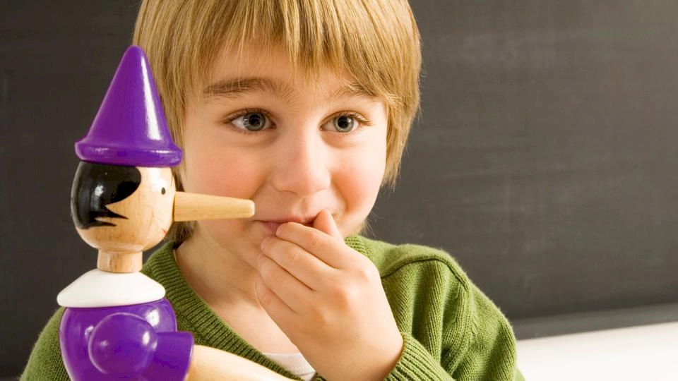 لهذا السبب يجب أن تُعلِّم طفلك الكذب!