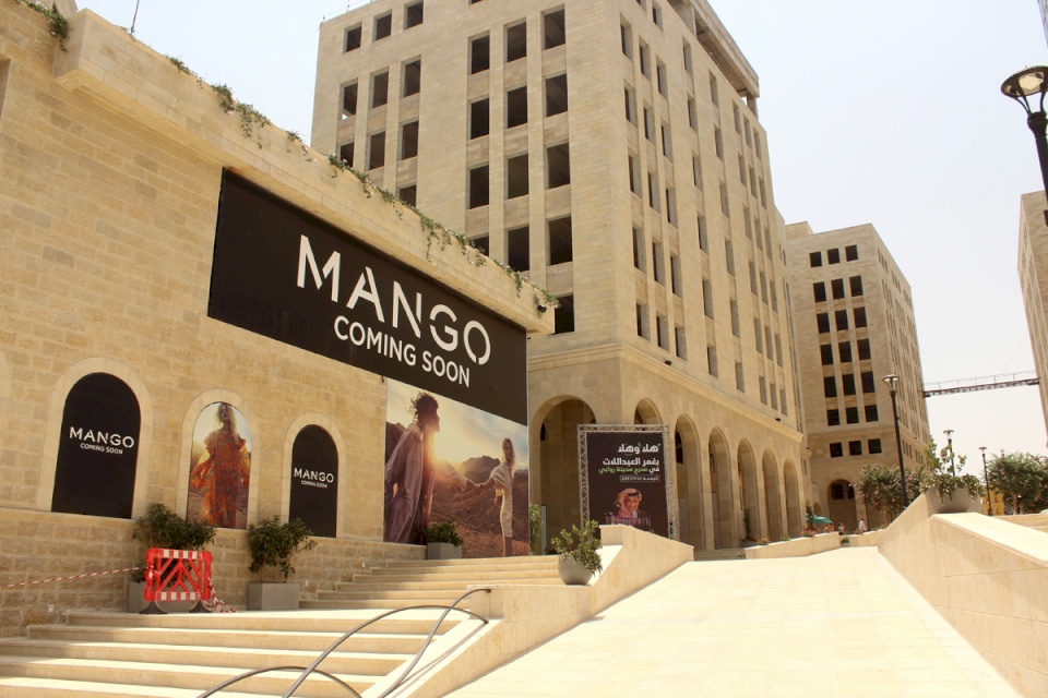 مستوطنون من جامعة “أريئيل” ينظمون زيارة لروابي ورام الله