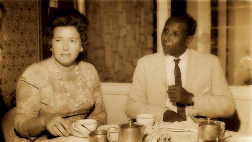من هو الأديب السوداني الذي قدم له طه حسين أول مؤلفاته؟