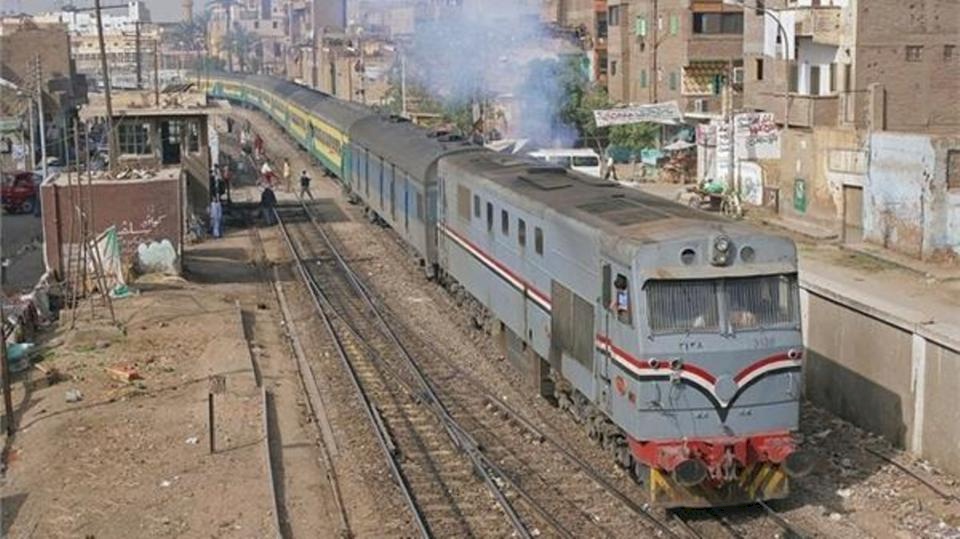 آلام المخاض تفاجئ سيدة مصرية داخل القطار.. فماذا حدث؟