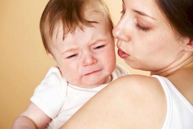 حمل الطفل.. أسبابه وأضراره