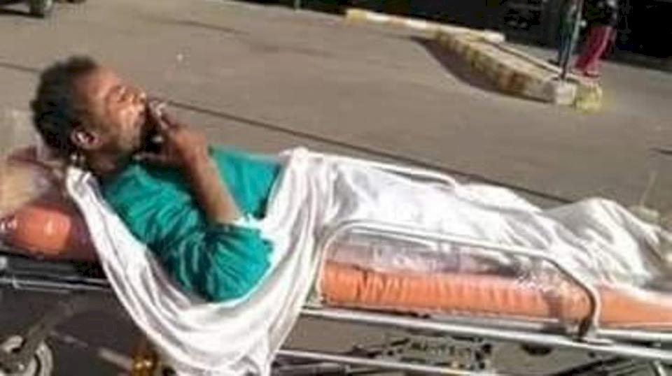 مريض يدخن "سيجارة" أثناء حمله على نقالة المستشفى!