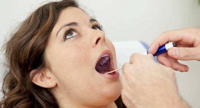 شعيرات سوداء تظهر فجأة في لسان امرأة.. وهذا هو السبب