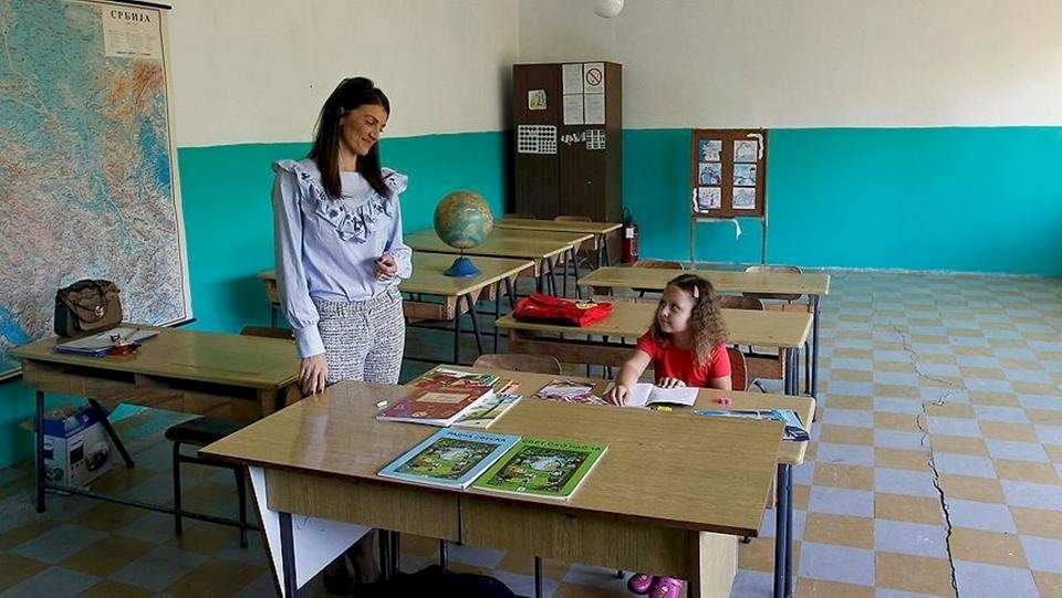 في مدرسة صربية.. الجرس يدق من أجل تلميذة واحدة
