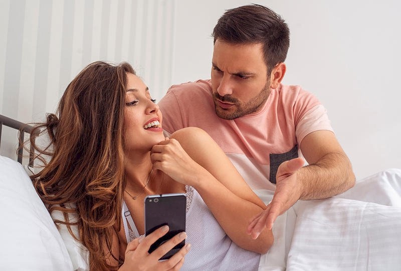 الشك بين الزوجين.. أسبابه وطرق تفاديه