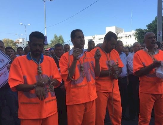 موظفو الاونروا يرتدون زِيّ الاعدام بغزة