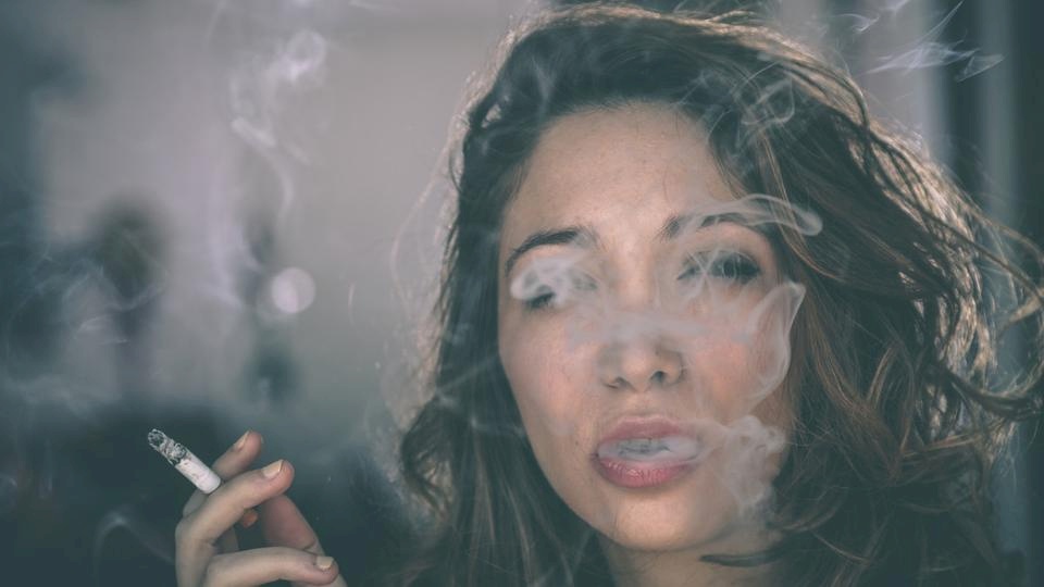 احذر من دخان السجائر.. فهو يؤثر على حدة بصرك!