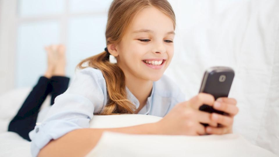 هذه مواصفات أول هاتف آمن للأطفال يمكنهم حمله بالمدارس