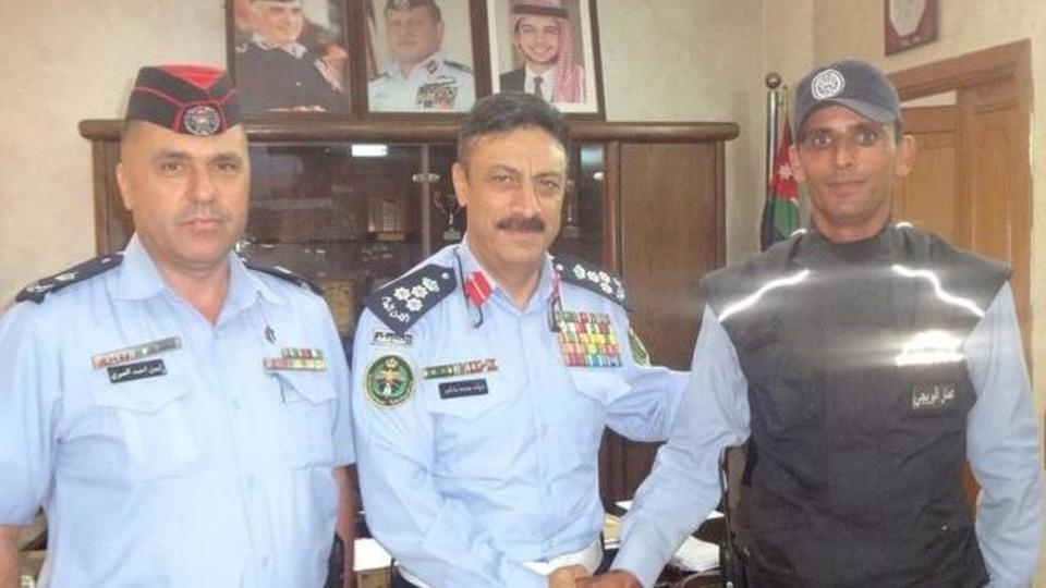 شاهد شرطياً يوبخ نائباً أردنيا.. "ولو نائب سولف بأدب"