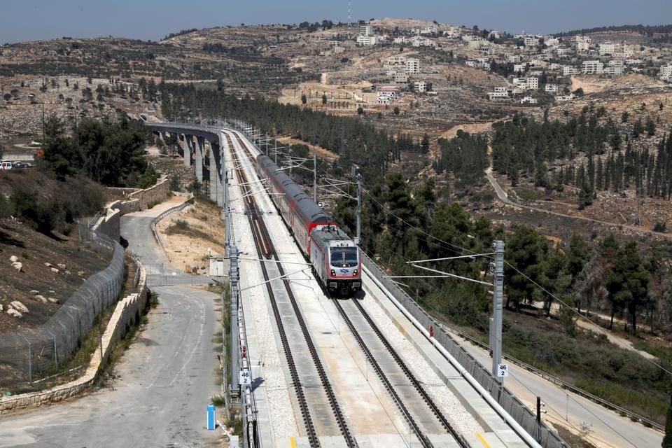 قطار يختصر الزمان الإسرائيلي ويقتل المكان الفلسطيني