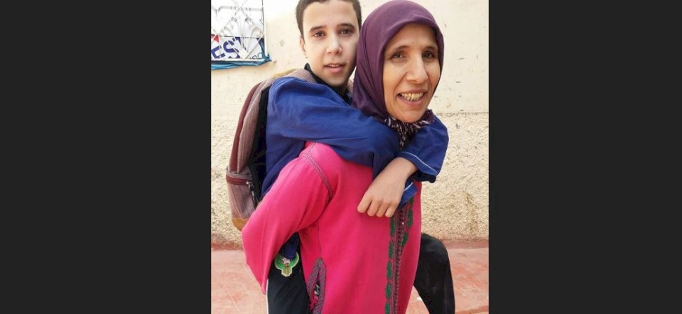 صرخة أم.. "سأظل رجليه ويديه ما دام قلبي ينبض"