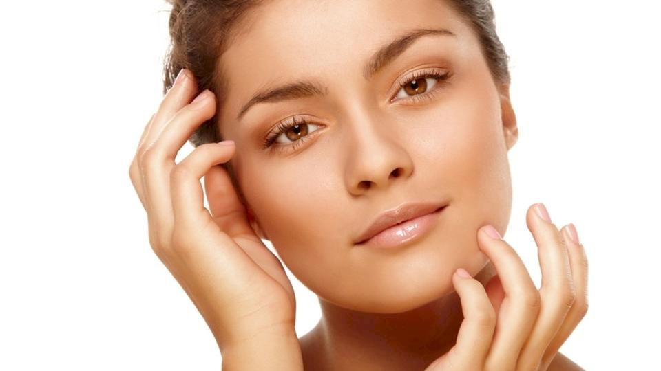 6 تقنيات تجميلية خفية لإطلالة أكثر شباباً