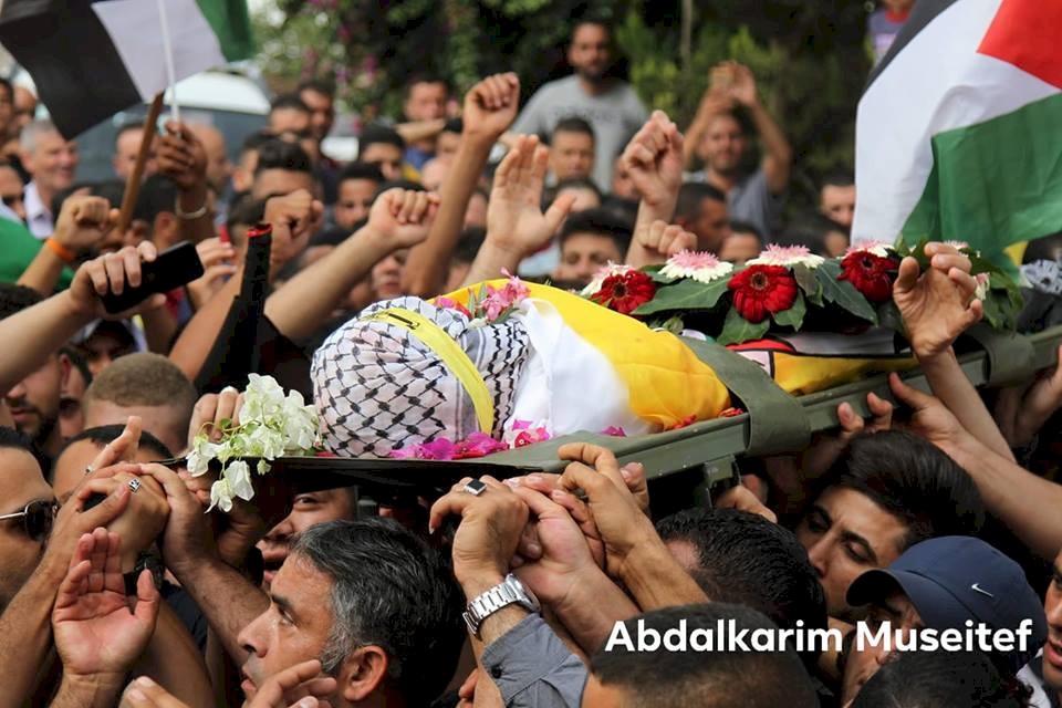 جماهير غفيرة تشيّع جثمان الشهيد الريماوي برام الله
