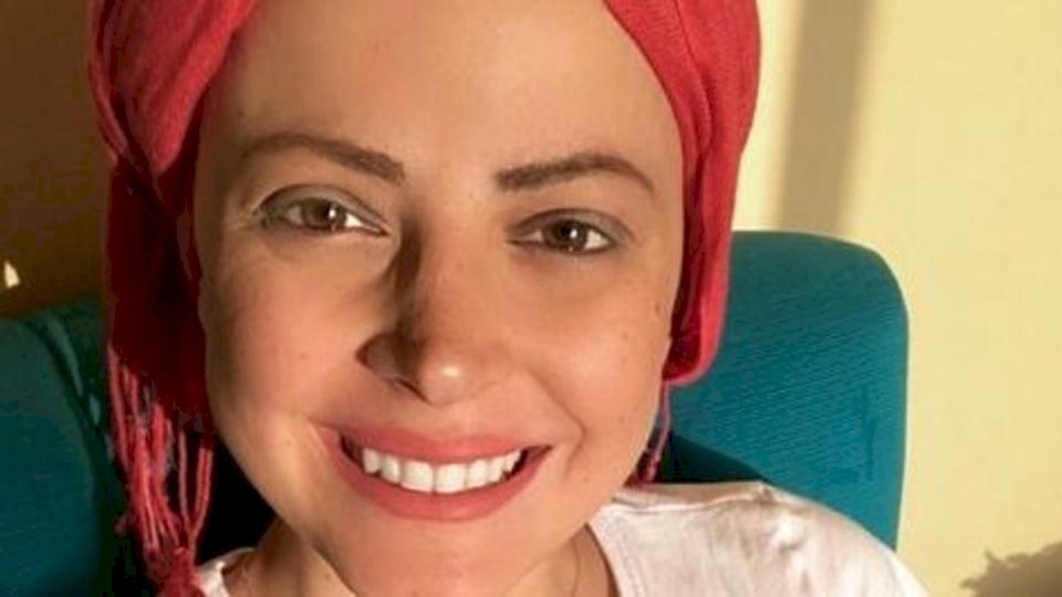 إليسا تغرد عن مريضة سرطان.."أتذكرها من ملكة جمال لبنان"
