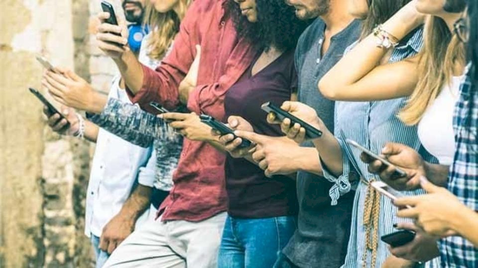 8 نصائح للوقاية من إشعاعات الهواتف المحمولة