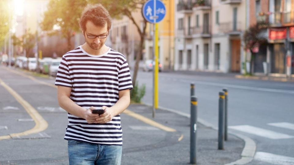 بهذا البلد غرامة كبيرة للتحدث بالهاتف أثناء عبور الطريق