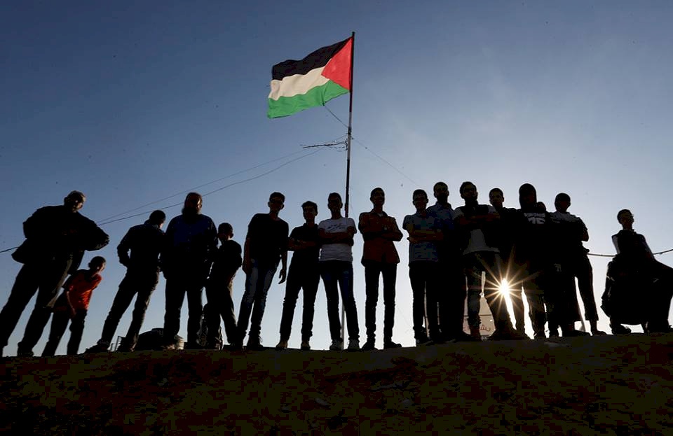 المواطنون يواصلون تضامنهم مع الخان الأحمر