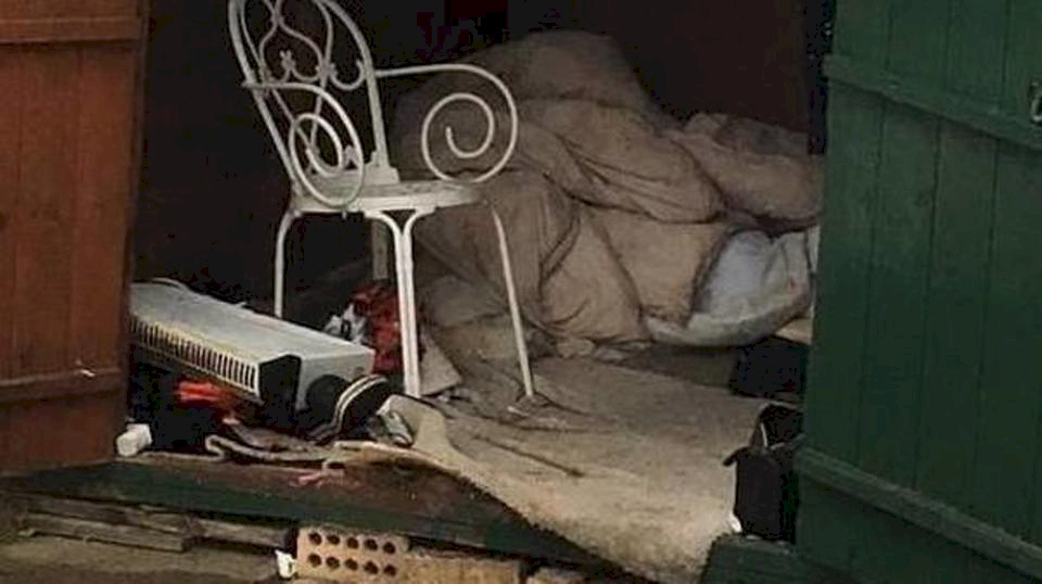 بريطانيون ينقذون رجلاً يسجن نفسه في كوخ منذ 40 عاما
