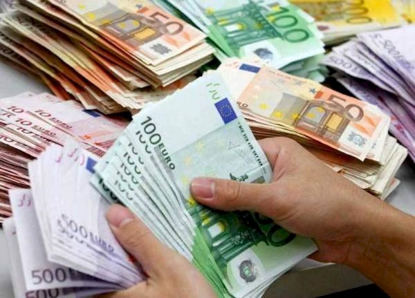 مدير بنك يسرق أرصدة الأغنياء ويُعطيها إلى الفقراء!