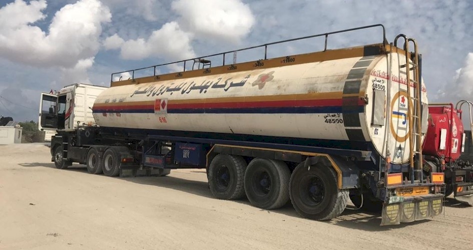 قناة إسرائيلية تكشف المسؤول عن إدخال الوقود القطري لغزة