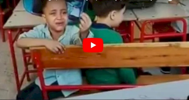 فيديو.. طفل عربي يبكي بحرقة يريد النوم في المدرسة!