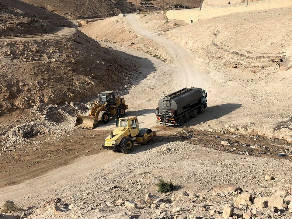 مستوطنو "كفار أدوميم" يغرقون قرية الخان الأحمر بالمياه العادمة