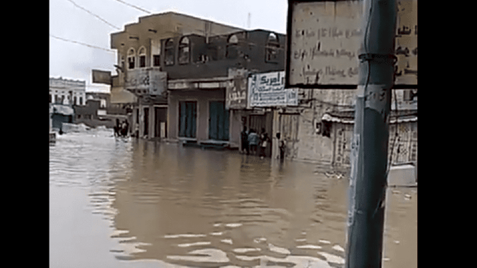 اليمن..المهرة منكوبة واستغاثة لإنقاذ أسر حاصرتها السيول