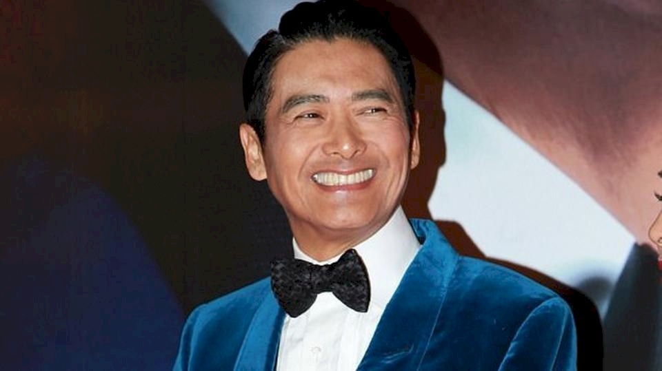 نجم سينمائي يتبرع بملايينه ويعيش على 100 دولار شهرياً