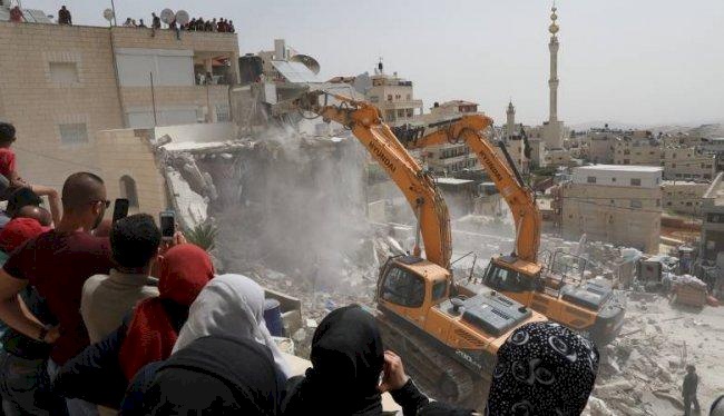 جيش الاحتلال يهدم عمارة سكنية في مدينة البيرة