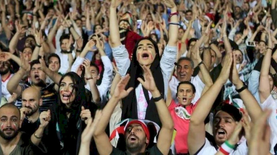 نيابة طهران تهدد مشجعات الكرة.. رغم مطالبات "الفيفا"