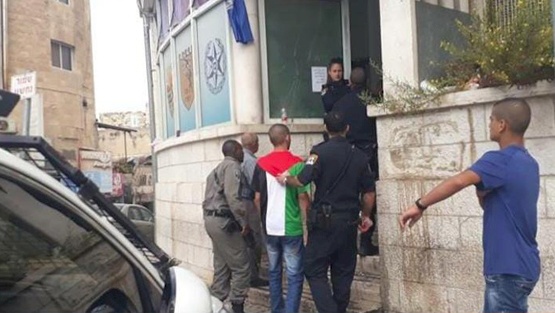اعتقال شاب في القدس بسبب ارتدائه علم فلسطين